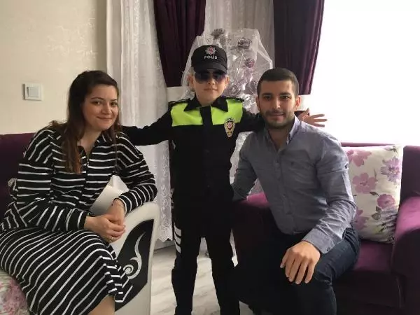 Son dakika haberi... Küçük Halil'in doğum gününü polis kutladı Son dakika haberi... Küçük Halil'in doğum gününü polis kutladı