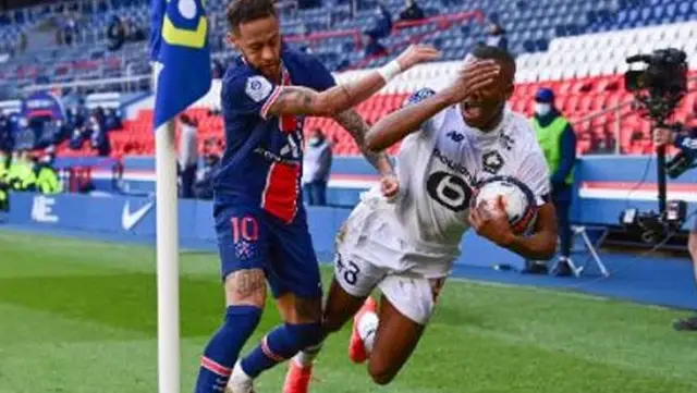 Neymar, who could not get his anger on the field from Lille football player Tiago, attacked him in the corridor!  Here are those images