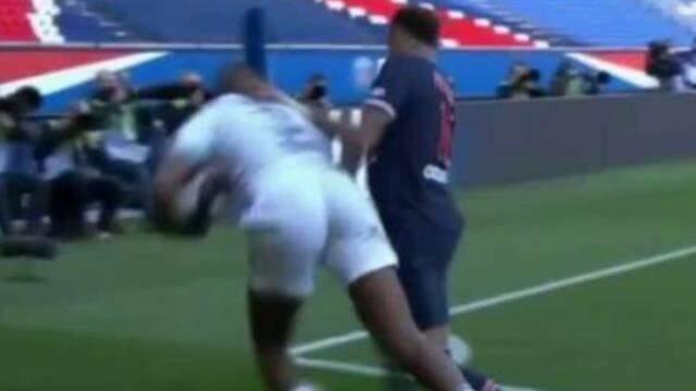 Neymar, who could not get his anger on the field from Lille football player Tiago, attacked him in the corridor!  Here are those images