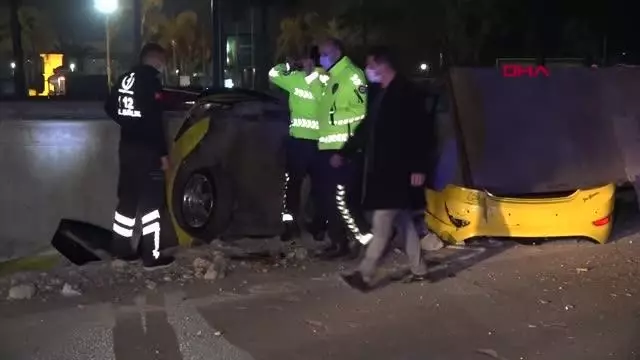 Otomobilin çarptığı taksi betonla toprak arasında asılı kaldı Otomobilin çarptığı taksi betonla toprak arasında asılı kaldı