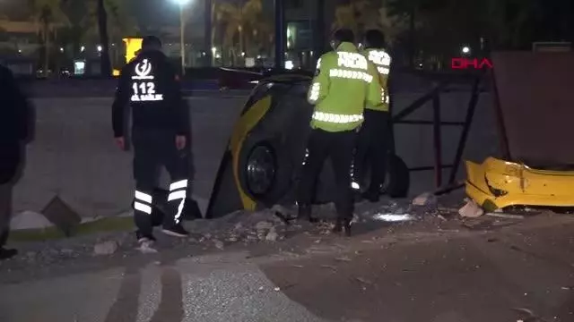 Otomobilin çarptığı taksi betonla toprak arasında asılı kaldı Otomobilin çarptığı taksi betonla toprak arasında asılı kaldı