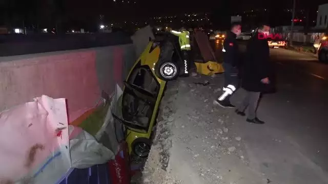 Otomobilin çarptığı taksi betonla toprak arasında asılı kaldı Otomobilin çarptığı taksi betonla toprak arasında asılı kaldı