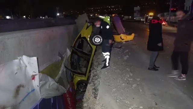 Otomobilin çarptığı taksi betonla toprak arasında asılı kaldı Otomobilin çarptığı taksi betonla toprak arasında asılı kaldı