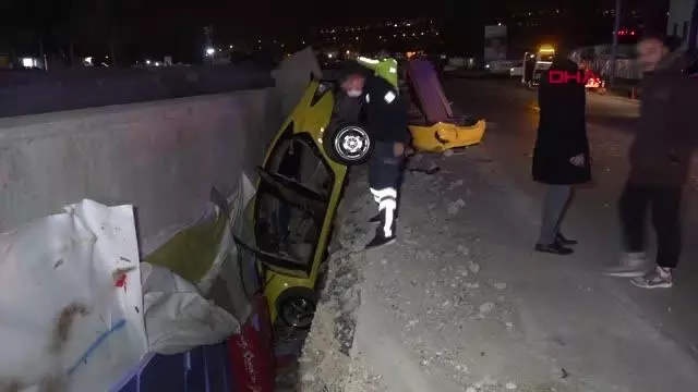 Otomobilin çarptığı taksi betonla toprak arasında asılı kaldı Otomobilin çarptığı taksi betonla toprak arasında asılı kaldı