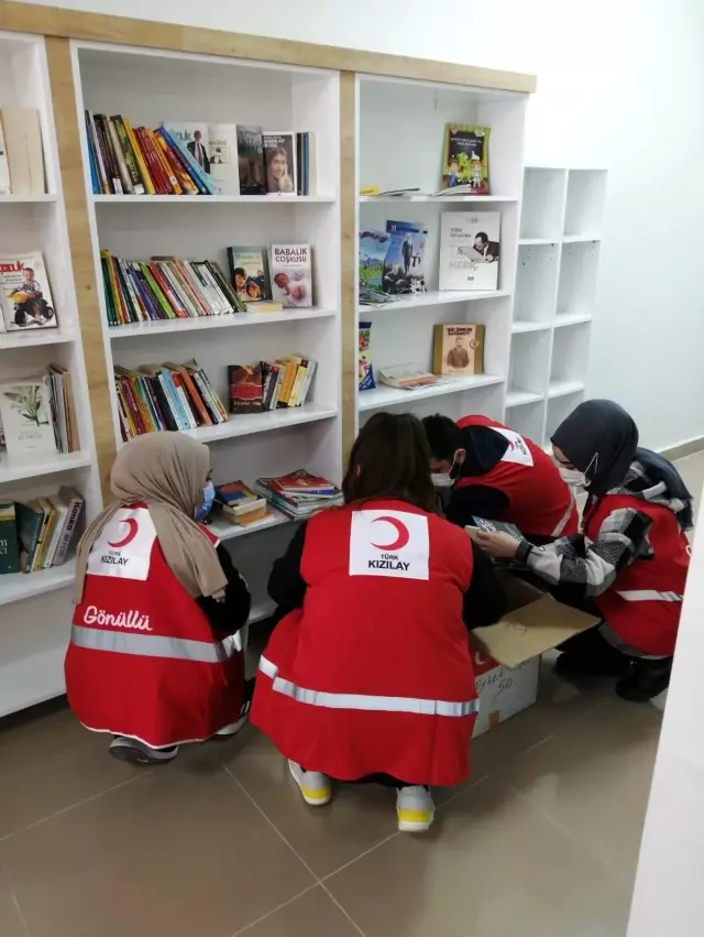 Sakatlar Derneğine Kızılay'dan kitap desteği Sakatlar Derneğine Kızılay'dan kitap desteği