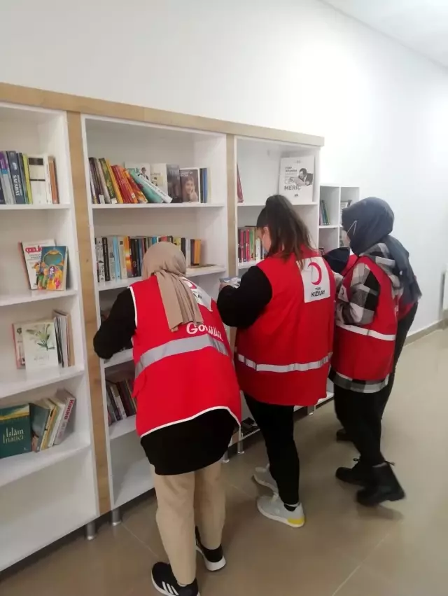 Sakatlar Derneğine Kızılay'dan kitap desteği Sakatlar Derneğine Kızılay'dan kitap desteği