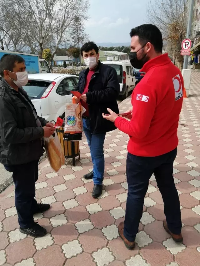 Sakatlar Derneğine Kızılay'dan kitap desteği Sakatlar Derneğine Kızılay'dan kitap desteği
