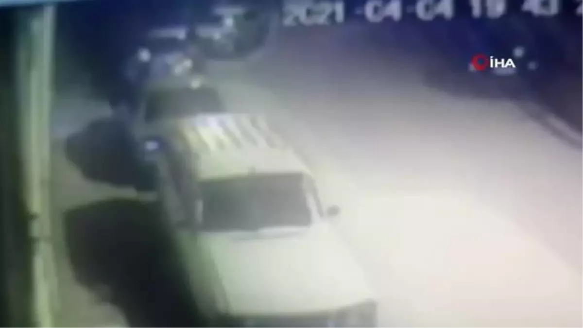 Motosiklette bulunan yemeği çaldı