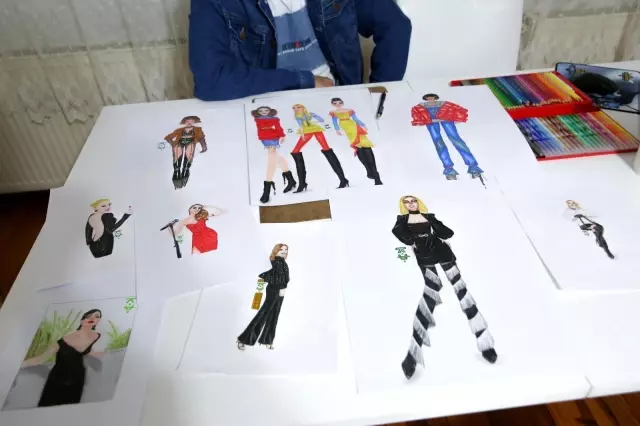 Sivaslı gencin moda çizimleri ünlülerin ilgi odağı oldu Sivaslı gencin moda çizimleri ünlülerin ilgi odağı oldu