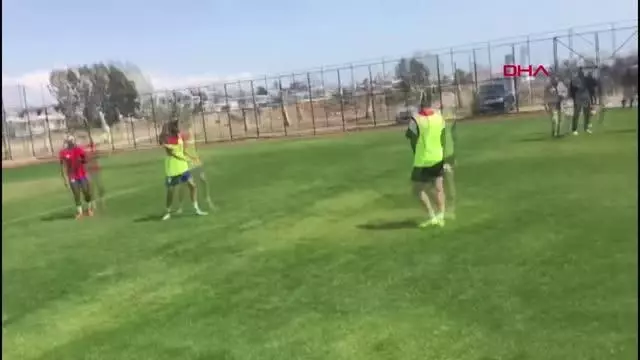 SPOR Hasan Şaş'tan kadın futbolculara antrenörlük sözü SPOR Hasan Şaş'tan kadın futbolculara antrenörlük sözü