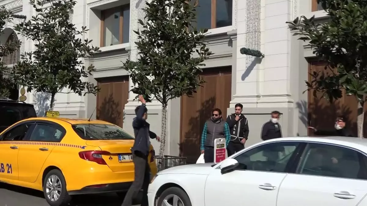 Son dakika haber | Taksim'de valelerle sokakta kalan gencin kavgası kamerada