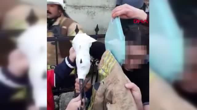 Üsküdar'da koluna demir korkuluk saplanan çocuğu itfaiye kurtardı