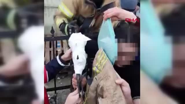 Üsküdar'da koluna demir korkuluk saplanan çocuğu itfaiye kurtardı