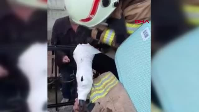 Üsküdar'da koluna demir korkuluk saplanan çocuğu itfaiye kurtardı