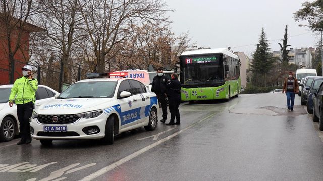yol kenarinda beklerken halk otobusunun aynas 2 14041267 o