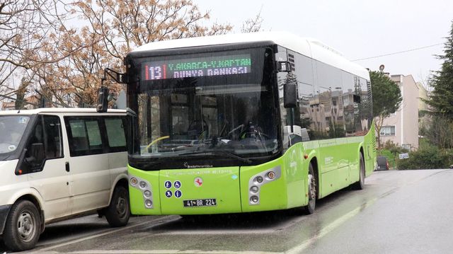 yol kenarinda beklerken halk otobusunun aynas 3 14041267 o