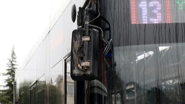 yol kenarinda beklerken halk otobusunun aynas 4 14041267 o