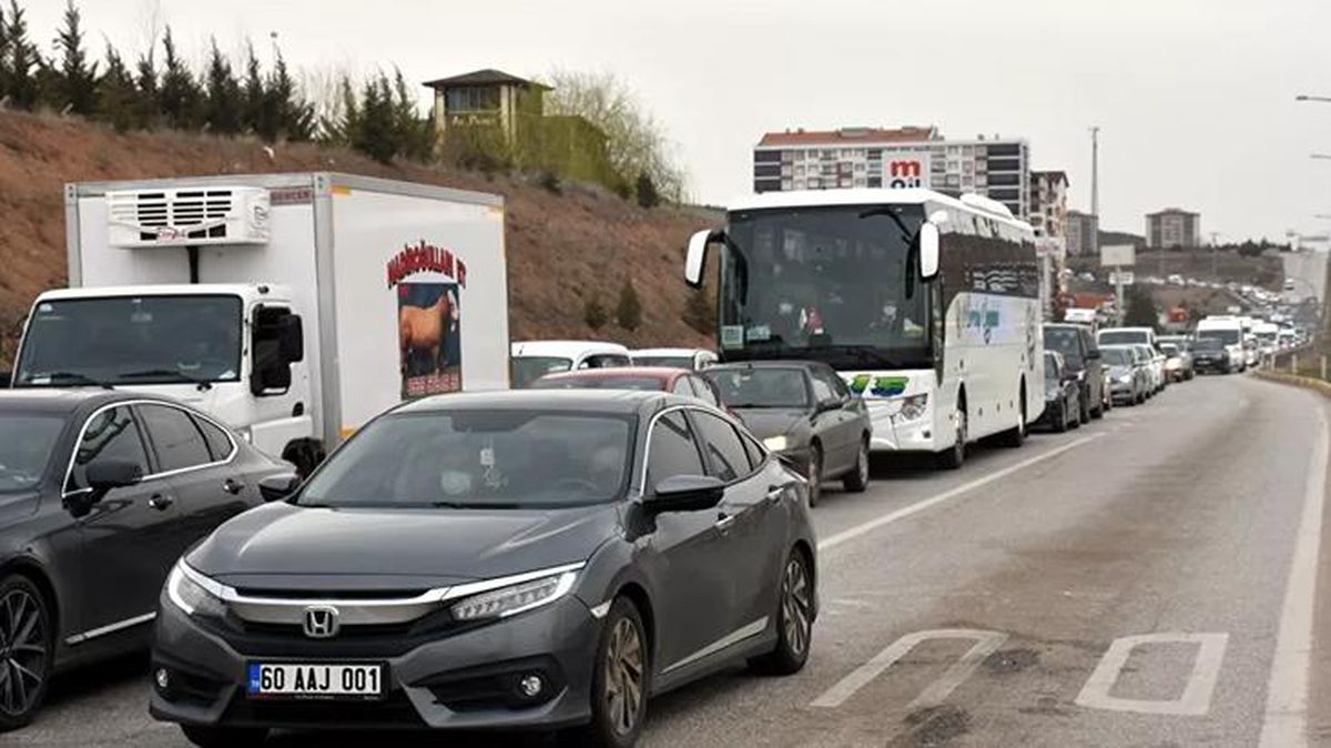 43 ilin bağlantı noktasında trafik kilitlendi! Kuyruğun sonu görünmüyor