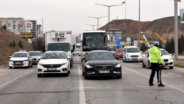 43 ilin bağlantı noktasında trafik kilitlendi! Kuyruğun sonu görünmüyor