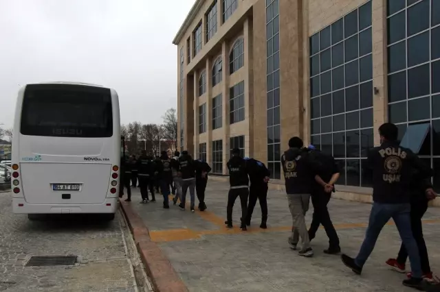 Son dakika haberi | Adliyeye sevk edilen 20 uyuşturucu tacirinden 2'si kadın 9 kişi tutuklandı Son dakika haberi | Adliyeye sevk edilen 20 uyuşturucu tacirinden 2'si kadın 9 kişi tutuklandı