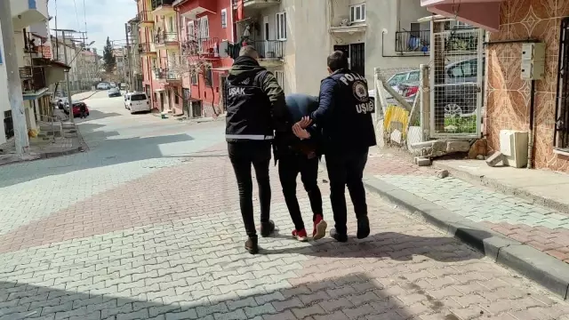 Son dakika haberi | Adliyeye sevk edilen 20 uyuşturucu tacirinden 2'si kadın 9 kişi tutuklandı Son dakika haberi | Adliyeye sevk edilen 20 uyuşturucu tacirinden 2'si kadın 9 kişi tutuklandı