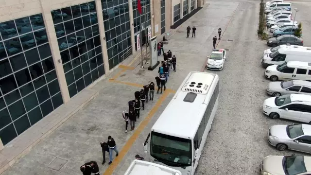 Son dakika haberi | Adliyeye sevk edilen 20 uyuşturucu tacirinden 2'si kadın 9 kişi tutuklandı Son dakika haberi | Adliyeye sevk edilen 20 uyuşturucu tacirinden 2'si kadın 9 kişi tutuklandı