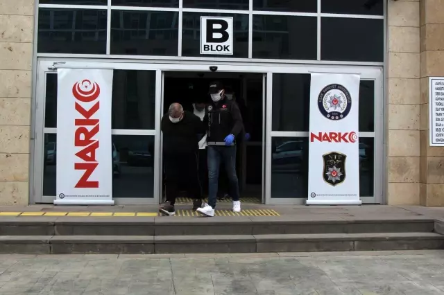 Son dakika haberi | Adliyeye sevk edilen 20 uyuşturucu tacirinden 2'si kadın 9 kişi tutuklandı Son dakika haberi | Adliyeye sevk edilen 20 uyuşturucu tacirinden 2'si kadın 9 kişi tutuklandı
