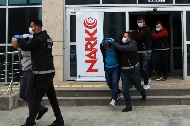 Son dakika haberi | Adliyeye sevk edilen 20 uyuşturucu tacirinden 2'si kadın 9 kişi tutuklandı Son dakika haberi | Adliyeye sevk edilen 20 uyuşturucu tacirinden 2'si kadın 9 kişi tutuklandı
