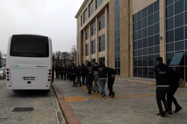 Son dakika haberi | Adliyeye sevk edilen 20 uyuşturucu tacirinden 2'si kadın 9 kişi tutuklandı Son dakika haberi | Adliyeye sevk edilen 20 uyuşturucu tacirinden 2'si kadın 9 kişi tutuklandı