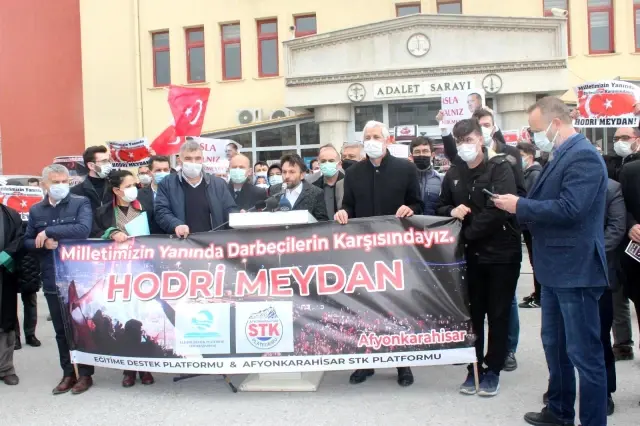 Afyonkarahisar'da bazı emekli amirallerin açıklamasına ilişkin suç duyurusunda bulunuldu Afyonkarahisar'da bazı emekli amirallerin açıklamasına ilişkin suç duyurusunda bulunuldu