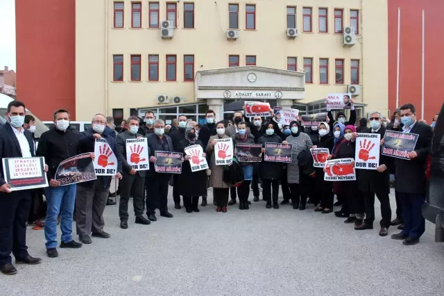 Afyonkarahisar'da bazı emekli amirallerin açıklamasına ilişkin suç duyurusunda bulunuldu Afyonkarahisar'da bazı emekli amirallerin açıklamasına ilişkin suç duyurusunda bulunuldu