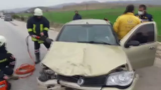Afyonkarahisar'da iki otomobil çarpıştı: 5 yaralı Afyonkarahisar'da iki otomobil çarpıştı: 5 yaralı