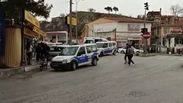 AFYONKARAHİSAR - Park halindeki kamyona tırın çarpması sonucu 1 kişi yaralandı AFYONKARAHİSAR - Park halindeki kamyona tırın çarpması sonucu 1 kişi yaralandı