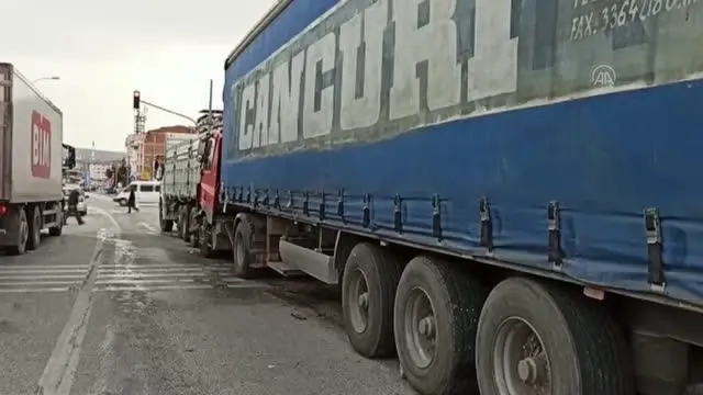 AFYONKARAHİSAR - Park halindeki kamyona tırın çarpması sonucu 1 kişi yaralandı AFYONKARAHİSAR - Park halindeki kamyona tırın çarpması sonucu 1 kişi yaralandı