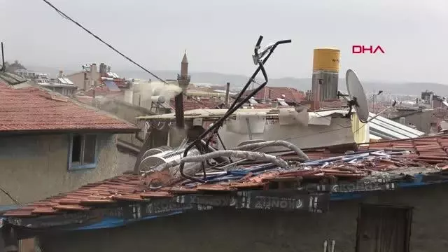 AFYONKARAHİSAR RÜZGARIN UÇURDUĞU ÇATI 20 BİN LİRALIK HASARA NEDEN OLDU AFYONKARAHİSAR RÜZGARIN UÇURDUĞU ÇATI 20 BİN LİRALIK HASARA NEDEN OLDU