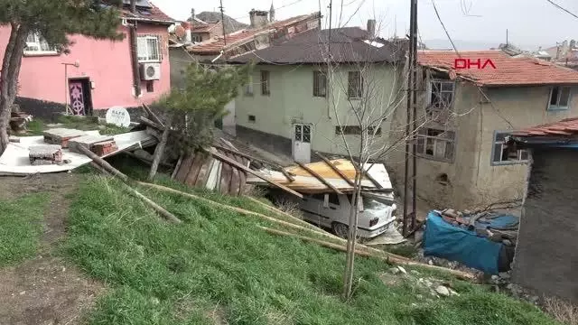 AFYONKARAHİSAR RÜZGARIN UÇURDUĞU ÇATI 20 BİN LİRALIK HASARA NEDEN OLDU AFYONKARAHİSAR RÜZGARIN UÇURDUĞU ÇATI 20 BİN LİRALIK HASARA NEDEN OLDU