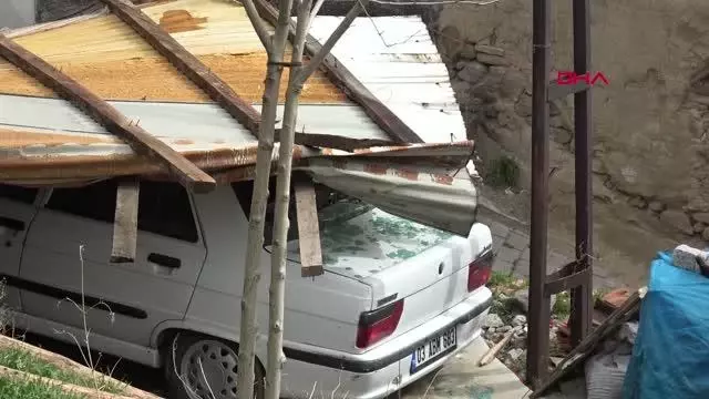 AFYONKARAHİSAR RÜZGARIN UÇURDUĞU ÇATI 20 BİN LİRALIK HASARA NEDEN OLDU AFYONKARAHİSAR RÜZGARIN UÇURDUĞU ÇATI 20 BİN LİRALIK HASARA NEDEN OLDU