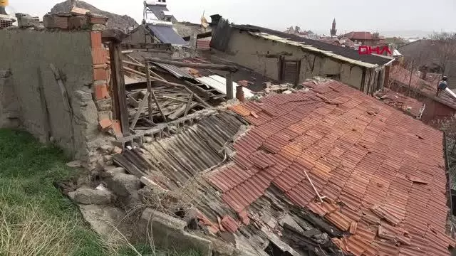 AFYONKARAHİSAR RÜZGARIN UÇURDUĞU ÇATI 20 BİN LİRALIK HASARA NEDEN OLDU AFYONKARAHİSAR RÜZGARIN UÇURDUĞU ÇATI 20 BİN LİRALIK HASARA NEDEN OLDU