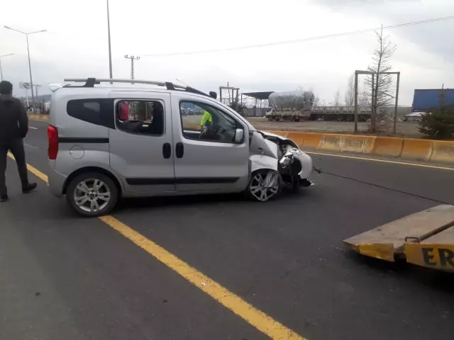 Son Dakika | Direksiyon hakimiyetini kaybeden sürücü elektrik direğine çarptı: 5 yaralı Son Dakika | Direksiyon hakimiyetini kaybeden sürücü elektrik direğine çarptı: 5 yaralı