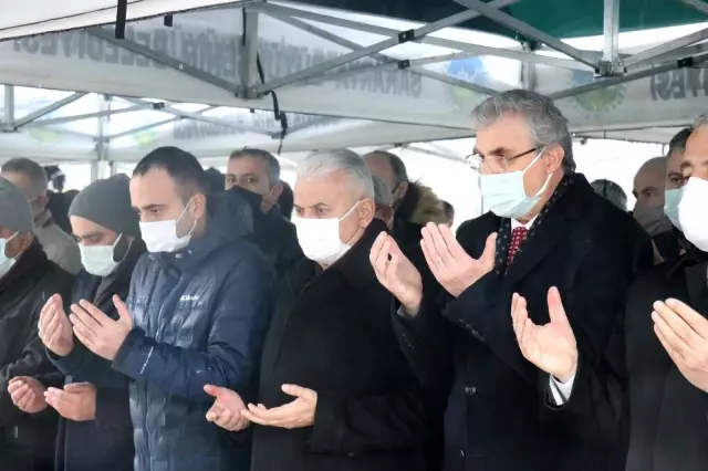 AK Parti Genel Başkanvekili Binali Yıldırım, cenaze törenine katıldı AK Parti Genel Başkanvekili Binali Yıldırım, cenaze törenine katıldı