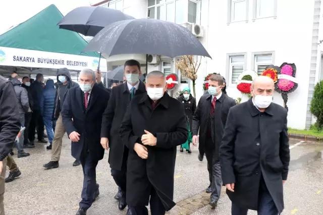 AK Parti Genel Başkanvekili Binali Yıldırım, cenaze törenine katıldı AK Parti Genel Başkanvekili Binali Yıldırım, cenaze törenine katıldı