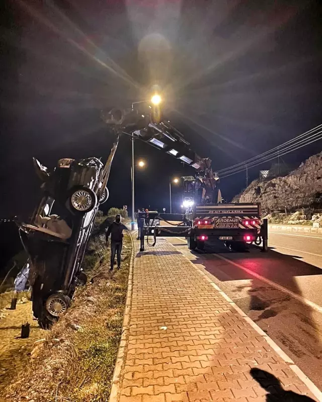 Alanya'da otomobil bahçeye uçtu: 1 yaralı Alanya'da otomobil bahçeye uçtu: 1 yaralı