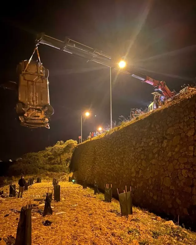 Alanya'da otomobil bahçeye uçtu: 1 yaralı Alanya'da otomobil bahçeye uçtu: 1 yaralı