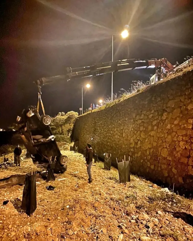 Alanya'da otomobil bahçeye uçtu: 1 yaralı Alanya'da otomobil bahçeye uçtu: 1 yaralı