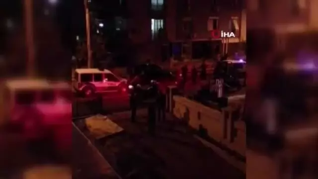 Antalya'da 'pencereden baktı' kavgası: 3 yaralı Antalya'da 'pencereden baktı' kavgası: 3 yaralı