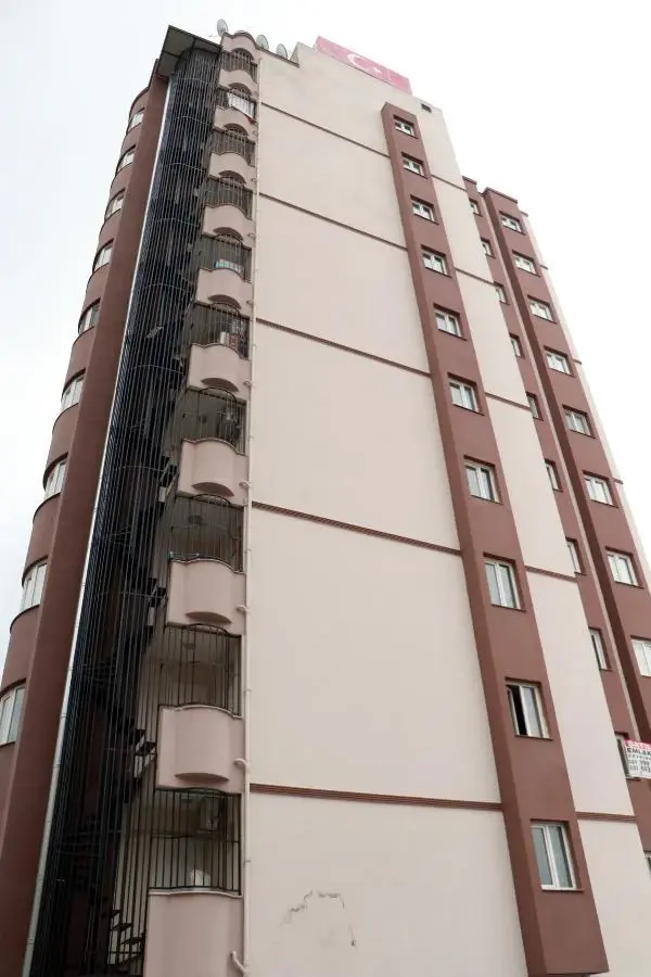APARTMANIN GİRİŞİNDEKİ 'KÖPEKLER VE KURYELER GİREMEZ' YAZISINA TEPKİ APARTMANIN GİRİŞİNDEKİ 'KÖPEKLER VE KURYELER GİREMEZ' YAZISINA TEPKİ