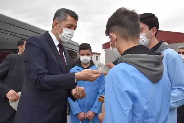 Milli Eğitim Bakanı Selçuk, Sivas'ta yapımı tamamlanan eğitim tesislerinin toplu açılış töreninde konuştu Milli Eğitim Bakanı Selçuk, Sivas'ta yapımı tamamlanan eğitim tesislerinin toplu açılış töreninde konuştu