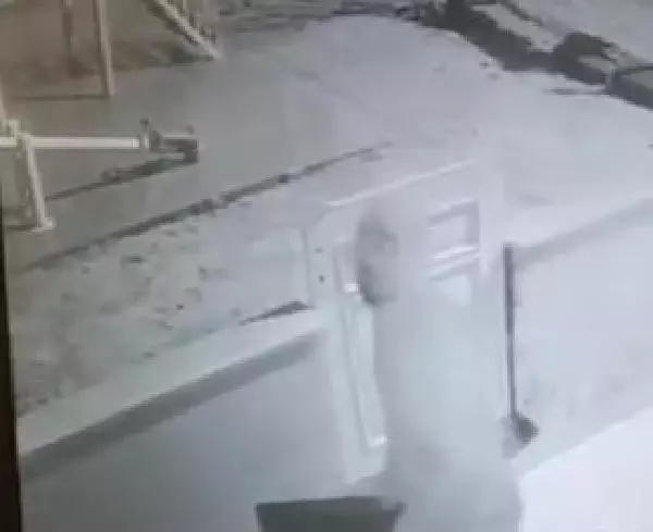 Son dakika haberi! BAYRAMPAŞA'DA 3 EV VE 1 İŞ YERİNDEN HIRSIZLIK YAPAN ŞÜPHELİLER KAMERADA