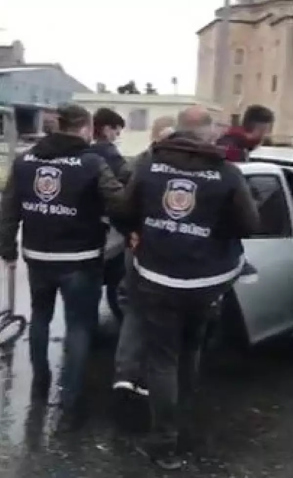 Son dakika haberi! BAYRAMPAŞA'DA 3 EV VE 1 İŞ YERİNDEN HIRSIZLIK YAPAN ŞÜPHELİLER KAMERADA