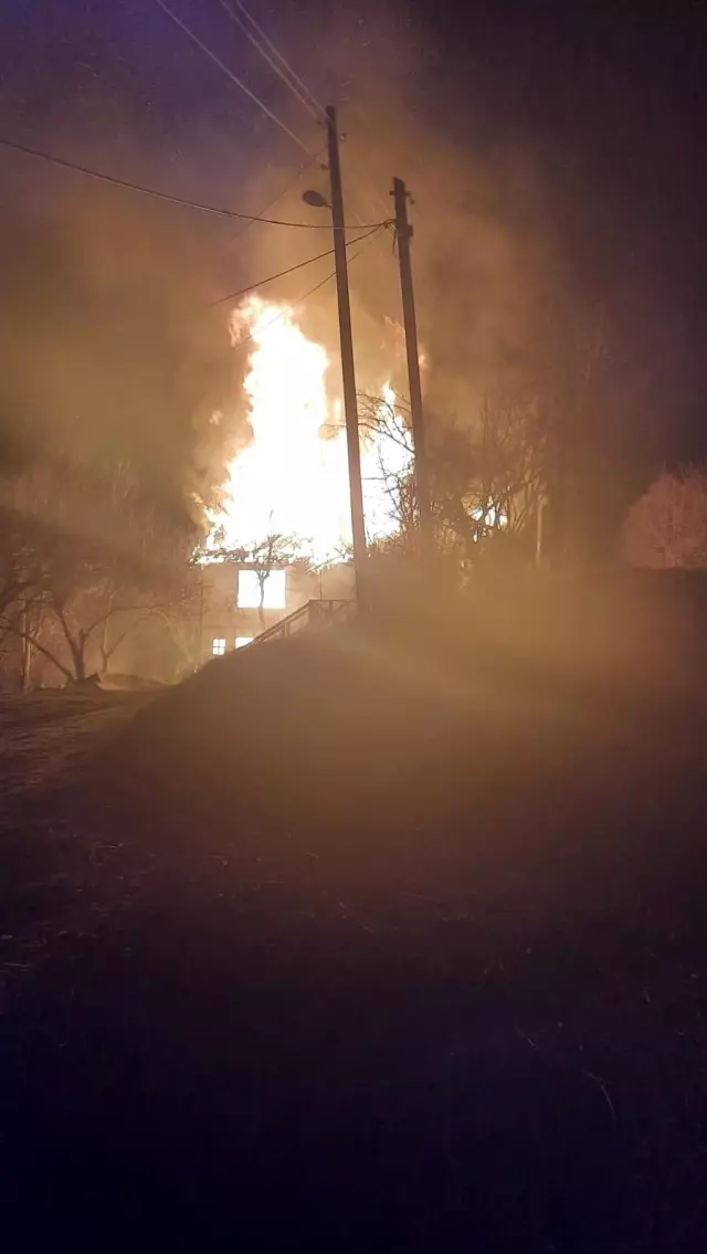 Bolu'da ahşap ev alev alev yandı